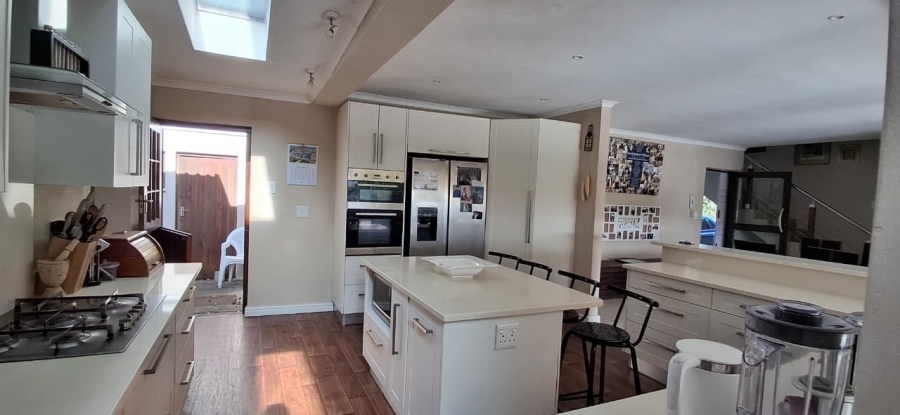 5 Bedroom Property for Sale in Gonubie North Eastern Cape